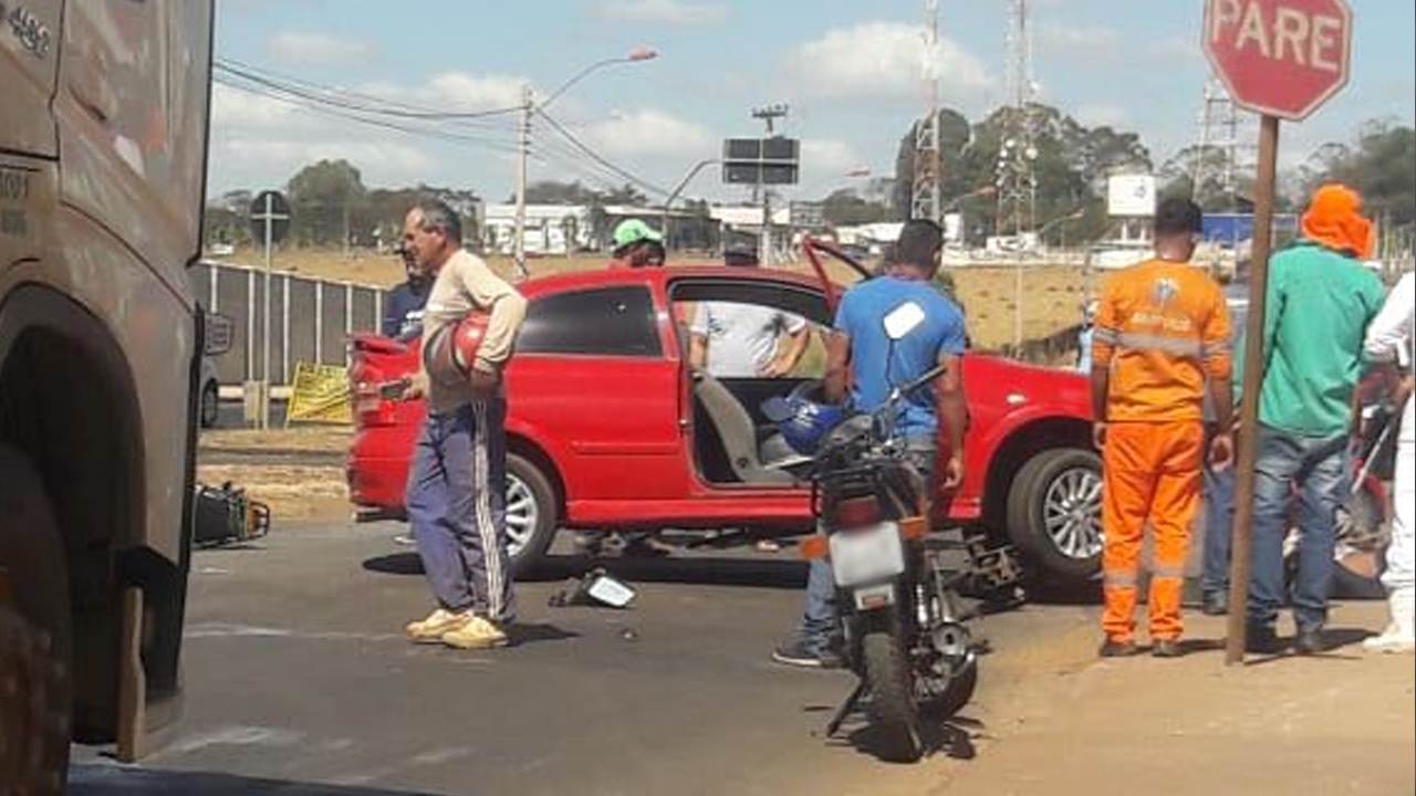Em alta velocidade, motociclista bate contra carro em rotatória de Anápolis | Foto: Leitor / Whatsapp