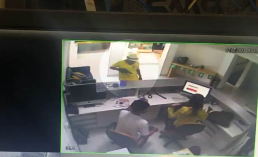 Vestido com camisa da seleção, homem assalta loja em Goiânia após jogo | Foto: Reprodução