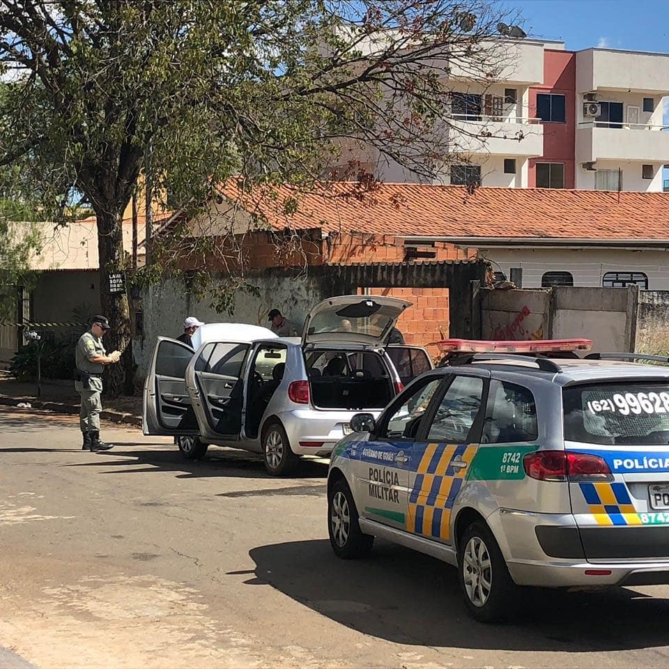 Os três homens fugiram um Volkswagen Polo. O veículo, que era roubado, foi abandonado na Rua C-135 no Jardim América | Foto: Leitor Cássio Rios