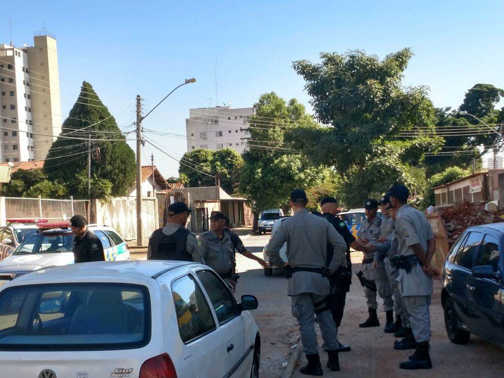 Policiais receberam um chamado sobre o arrombamento no Jardim América | Foto: Junior Kamenach / Folha Z