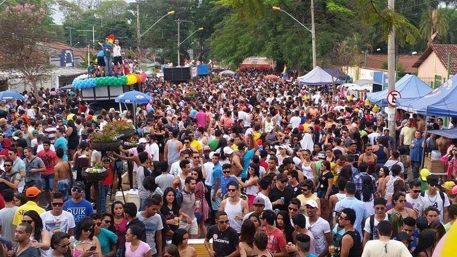 Multidão se aglomera durante a última edição da Parada LGBT + de Goiânia, em 2017 | Foto: Reprodução/ Facebook Multidão se aglomera durante a última edição da Parada LGBT + de Goiânia, em 2017 | Foto: Reprodução/ Facebook