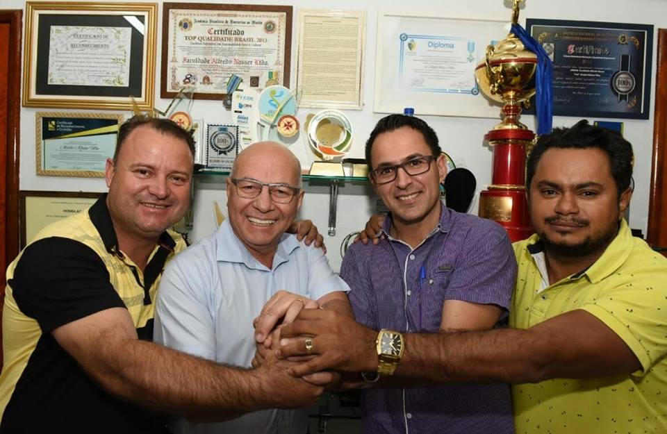 Pré-campanha do Professor Alcides angaria apoio massivo da Câmara de Aparecida. Na foto, Fábio Ideal (PSC), Professor Alcides Ribeiro (PP), Lelis Pereira (DEM) e Erivelton Contador (PSDC) | Foto: Reprodução / Facebook Pré-campanha do Professor Alcides angaria apoio massivo da Câmara de Aparecida. Na foto, Fábio Ideal (PSC), Professor Alcides Ribeiro (PP), Lelis Pereira (DEM) e Erivelton Contador (PSDC) | Foto: Reprodução / Facebook