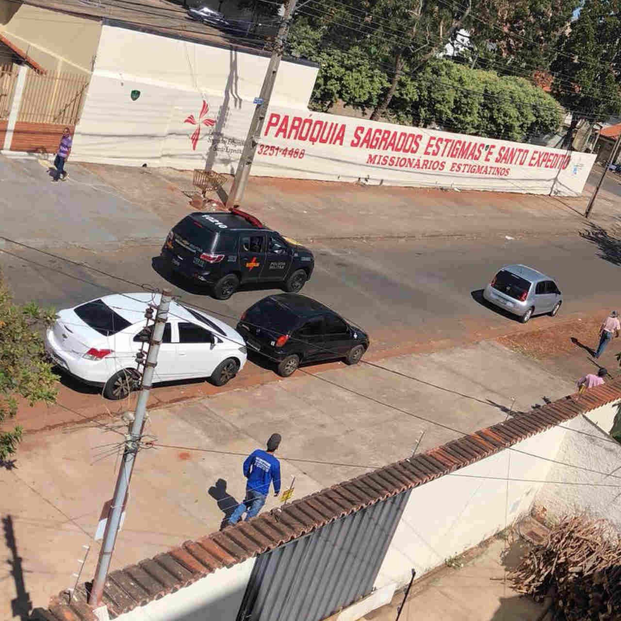Momento que homens da Rotam chegam no Jardim América para averiguar o carro dos criminosos | Foto: Leitor Cássio Rios