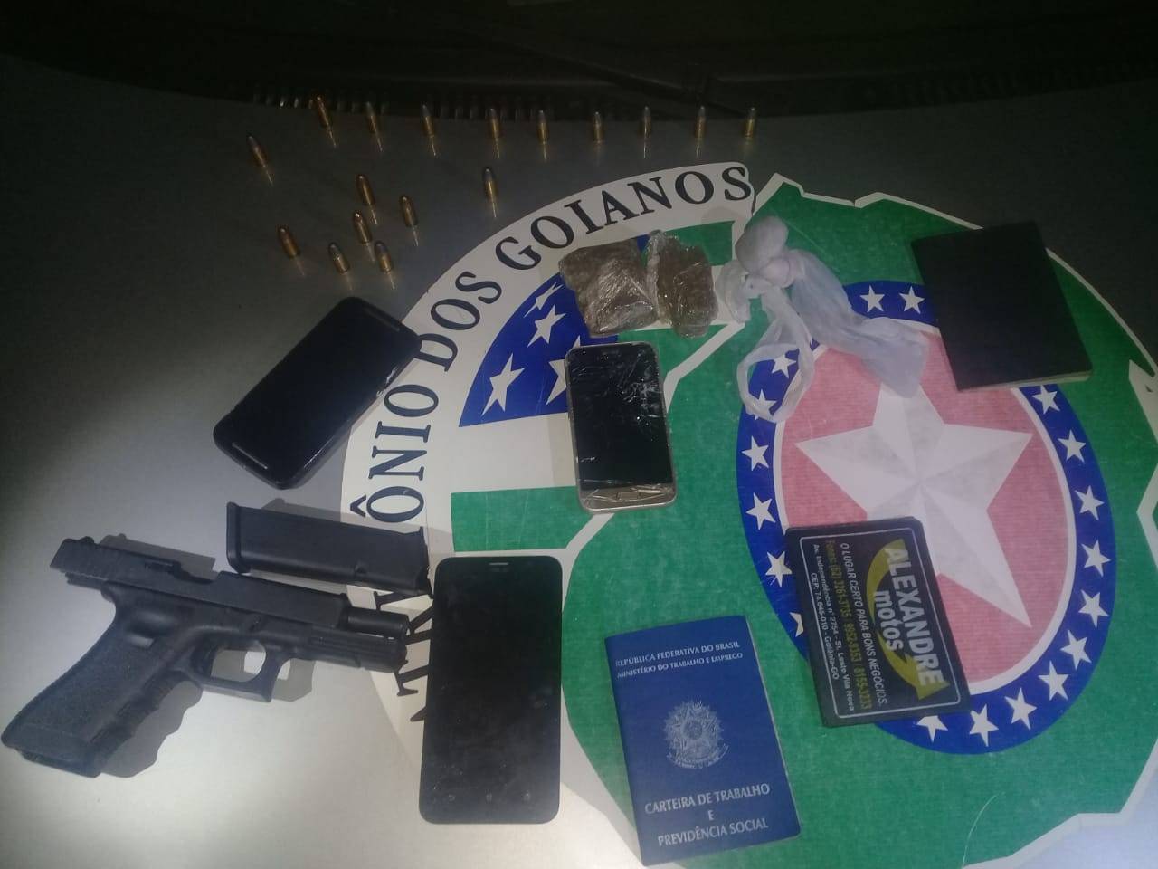 Pistola, munições e celulares apreendidos | Foto: divulgação