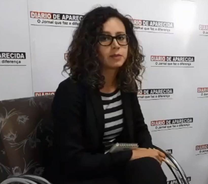 Fernanda Kalaoun faz cobertura da Câmara para o jornal "Diário de Aparecida" | Foto: Reprodução