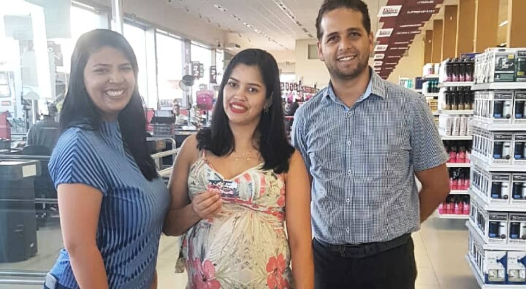 Leitora do Folha Z Gleyce Nunes foi a ganhadora do sorteio de uma vale compras de R$ 300 dos Supermercados Tatico | Foto: Folha Z