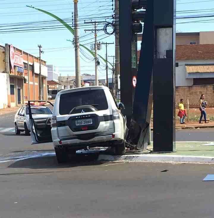 A caminhonete, conduzida pelo adolescente, também danificou um poste de Rio Verde | Foto: Reprodução A caminhonete, conduzida pelo adolescente, também danificou um poste de Rio Verde | Foto: Reprodução