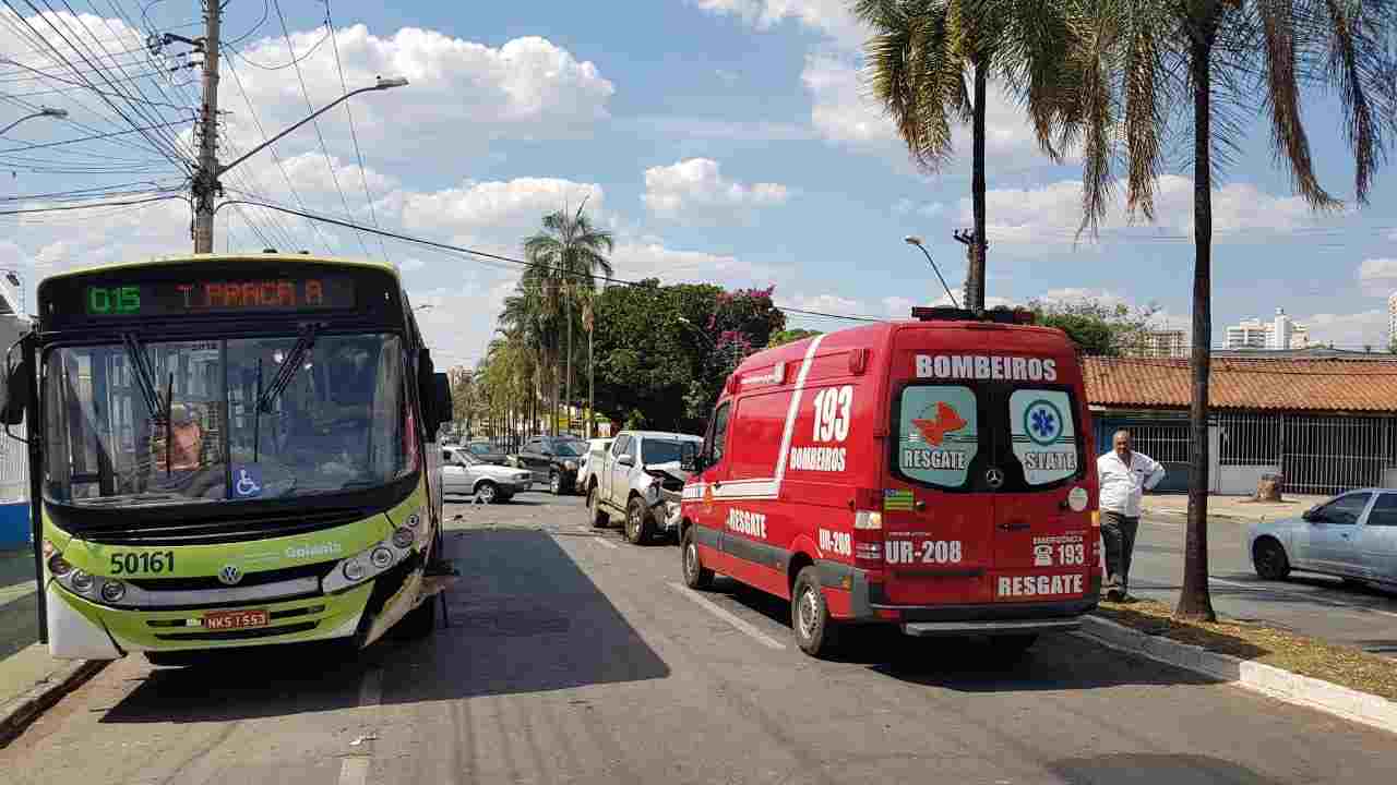 Por pouco o ônibus não invadiu uma garagem de carros ao lado, segundo o motorista | Foto: Folha Z