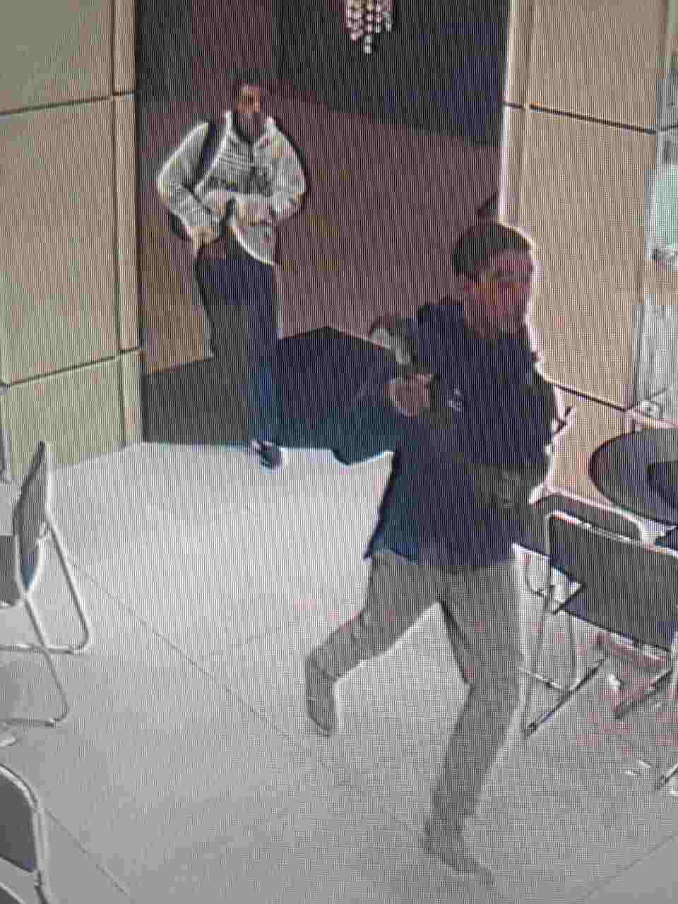 Criminosos foram flagrados durante assalto a joalheria dentro de shopping de Aparecida | Foto: Reprodução Criminosos foram flagrados durante assalto a joalheria dentro de shopping de Aparecida | Foto: Reprodução
