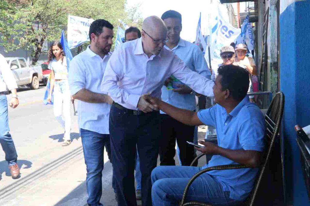 Demóstenes Torres em campanha com moradores da região metropolitana de Goiânia | Foto: Divulgação