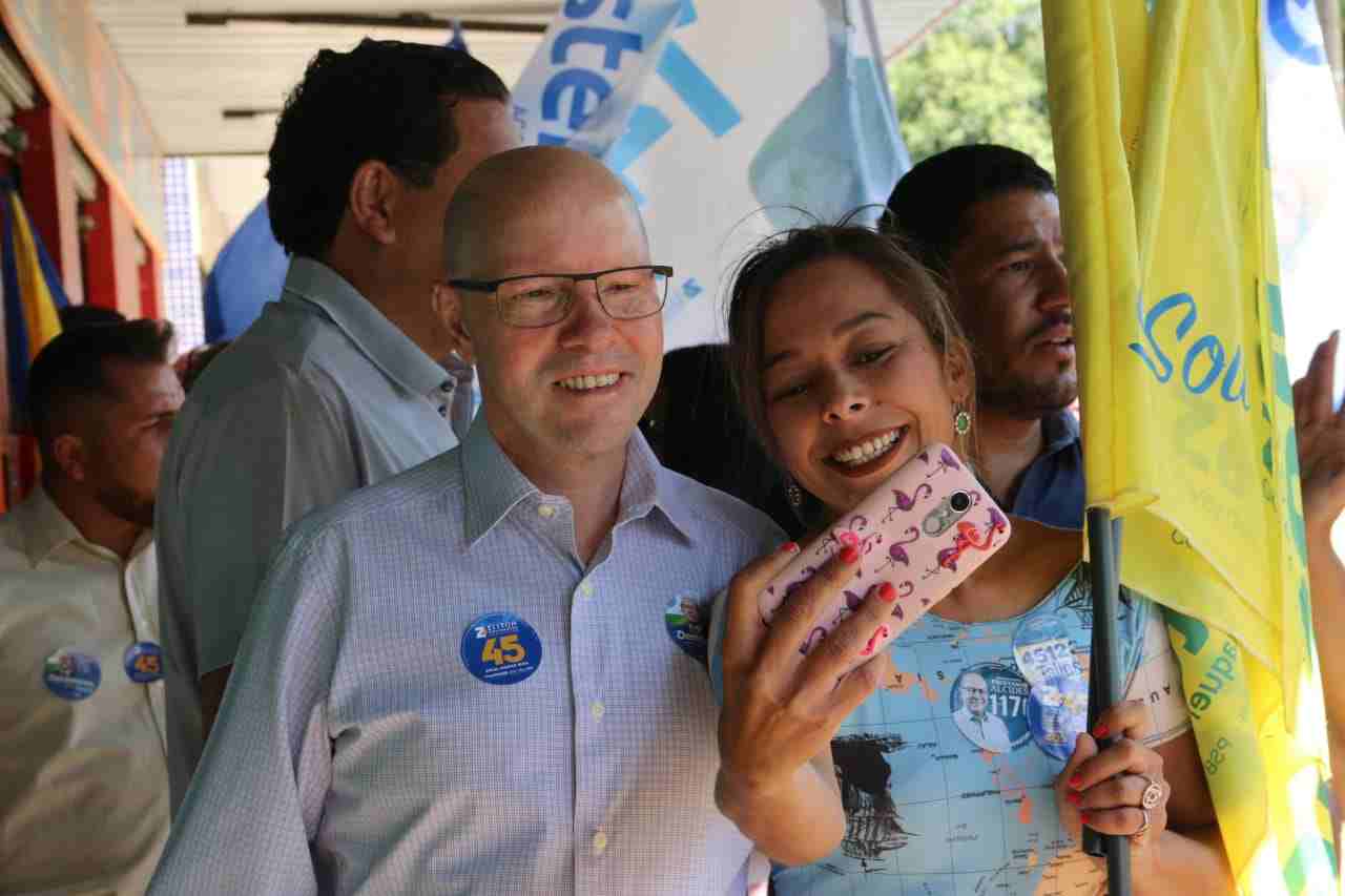 Demóstenes Torres tira selfie com moradora de Aparecida durante campanha | Foto: Divulgação