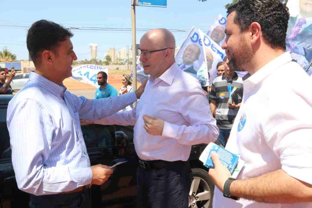 Demóstenes Torres conversa com população em caminhada pela capital | Foto: Divulgação
