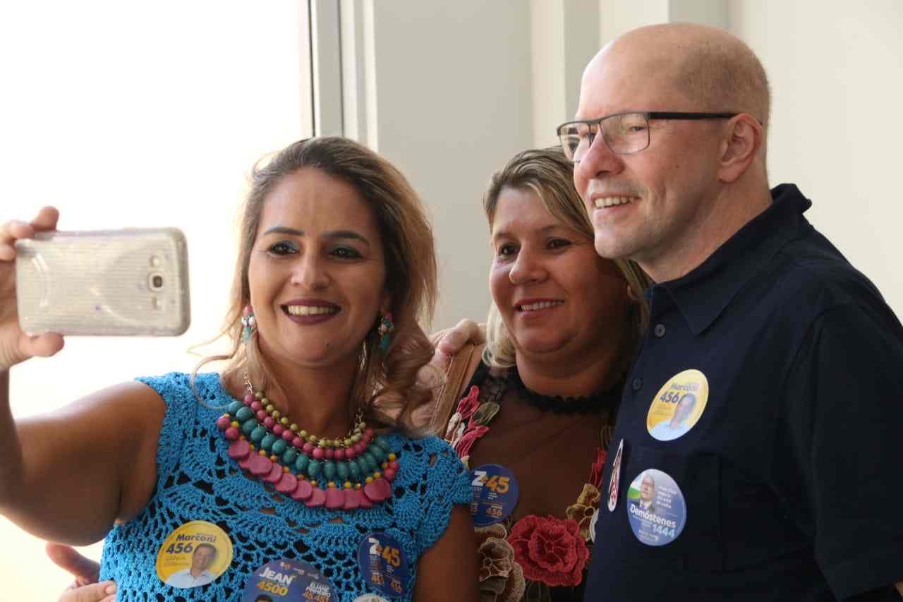 Demóstenes posa para foto com eleitores em Piracanjuba (GO)
