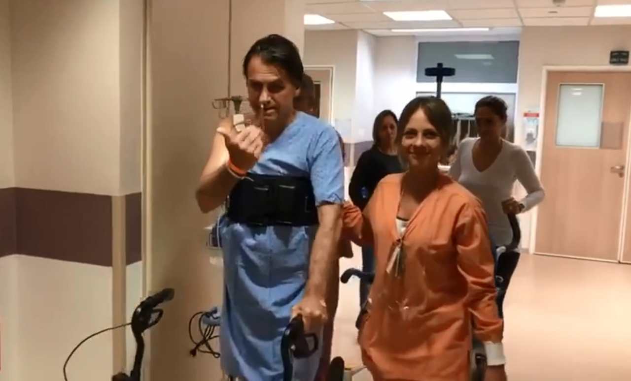 (Bolsonaro e a cavalgada com Macedo) - Bolsonaro anda pelo hospital e brinca com equipe médica | Foto: reprodução