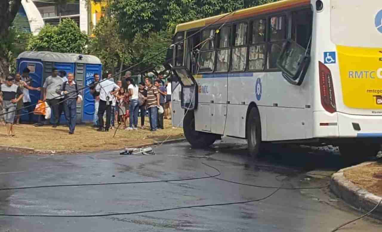 Fios elétricos ficaram sobre o ônibus e espalhados pela Praça Universitária | Foto: Leitor