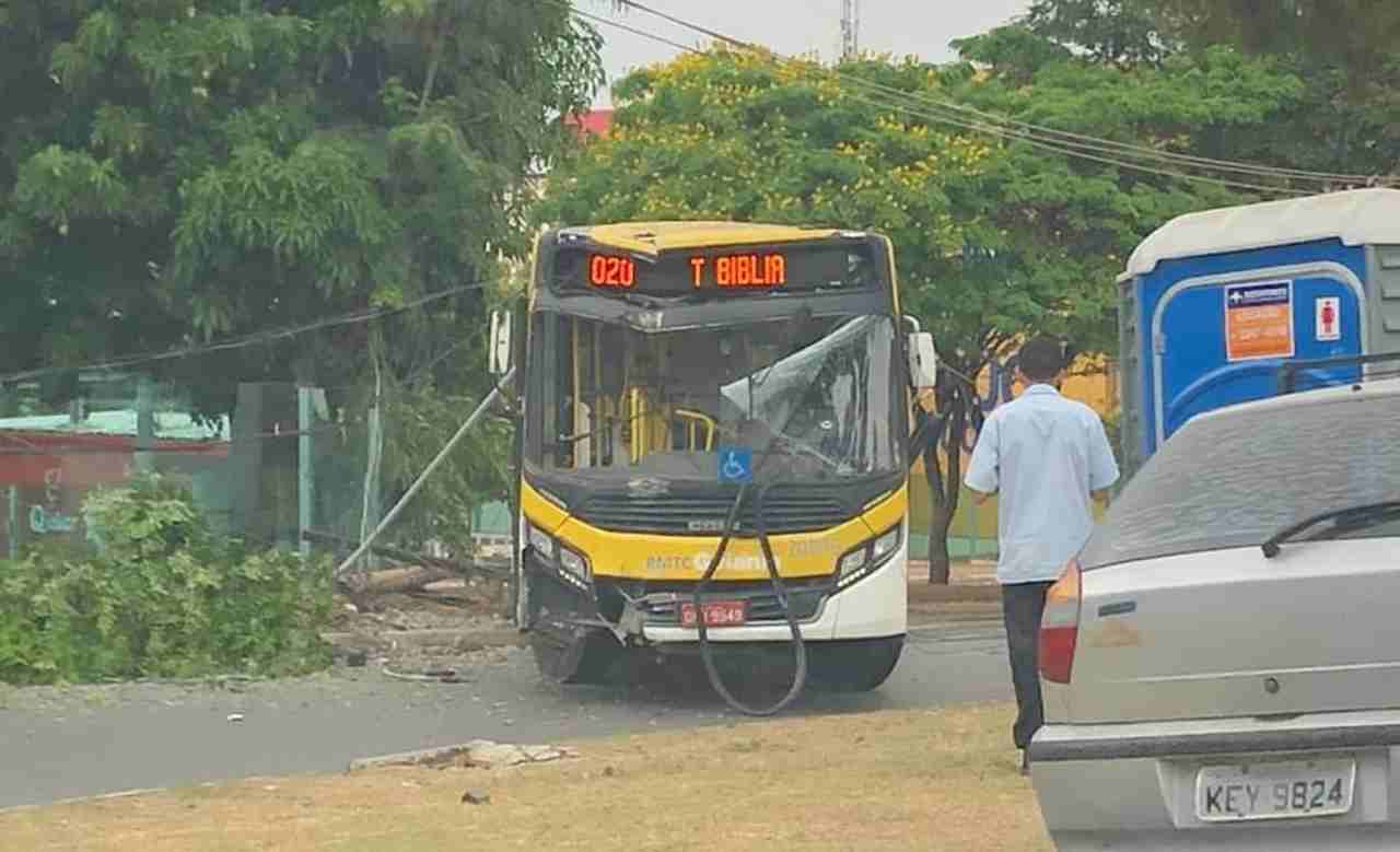 Motorista perdeu o controle do carro e não conseguiu impedir a colisão com o poste elétrico | Foto: Leitor