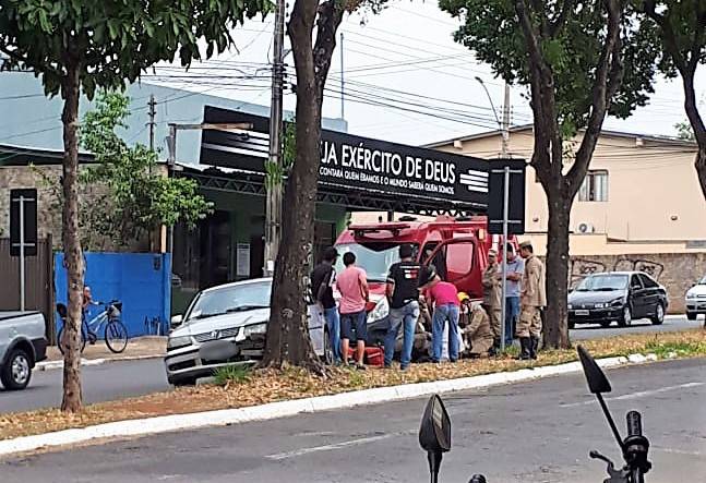 Homem dirigia um Gol pela avenida C-104 quando desmaiou e causou acidente | Foto: Leitor Rodrigo Miranda