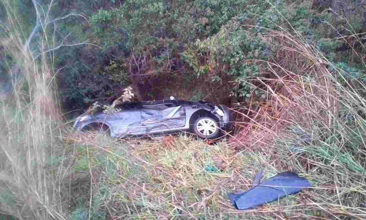 Carro caiu em vala no trajeto de volta da cidade de Rio Quente (GO) | Foto: Reprodução