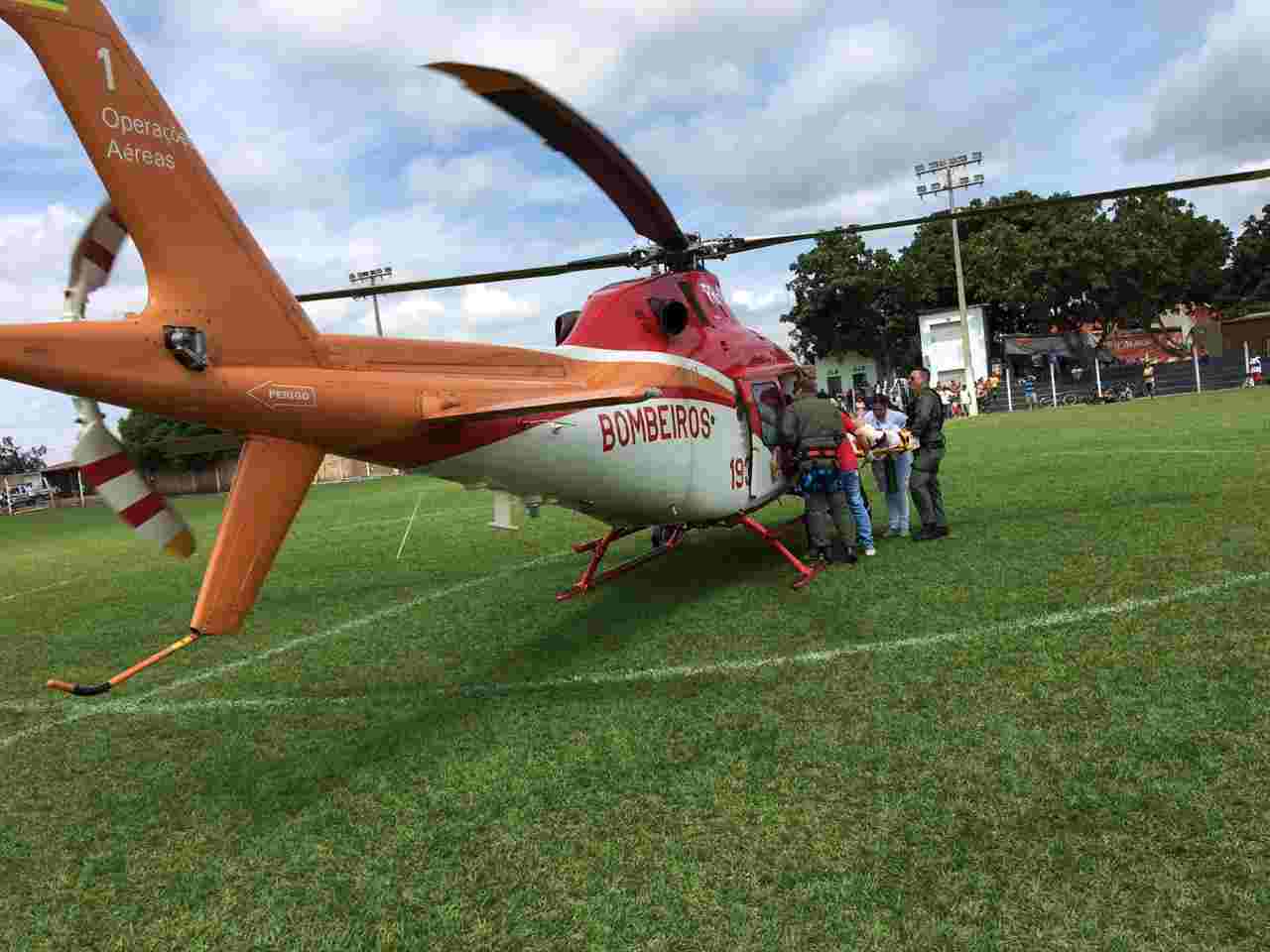 Helicóptero dos Bombeiros encaminhou vítima de Bonfinópolis para Goiânia | Foto: divulgação