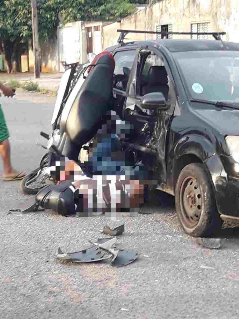 Com o impacto, a moto chegou a ficar intacta em posição vertical | Foto: Divulgação