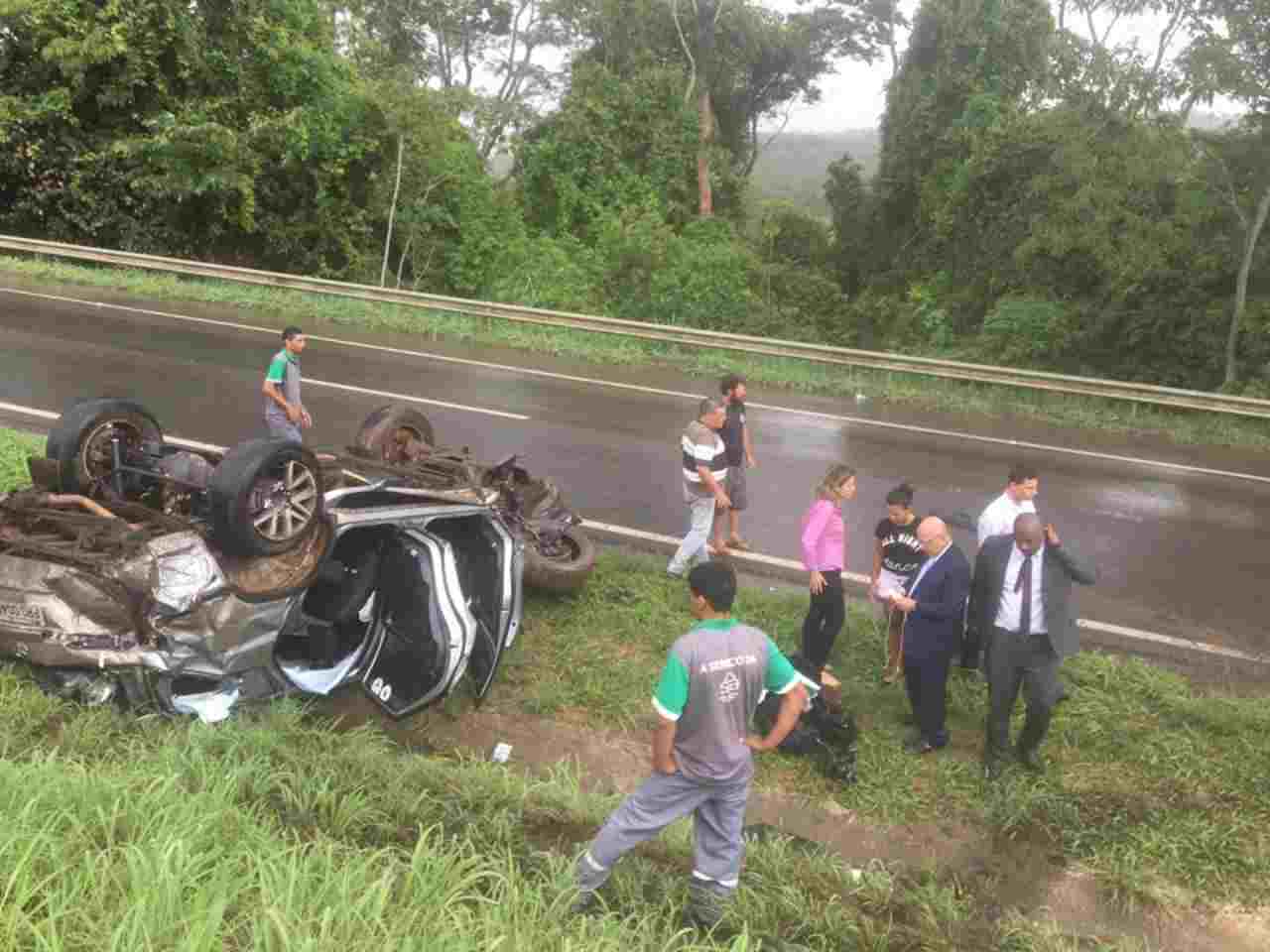 Veículo ocupado pelo deputado Professor Alcides capotou em Rodovia Federal nesta quarta-feira, 31 | Foto: Valdemy Teixeira