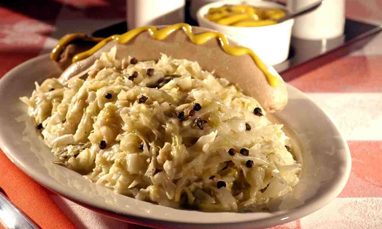 O chucrute é comumente apreciado juntamente ao salsichão alemão | Foto: divulgação
