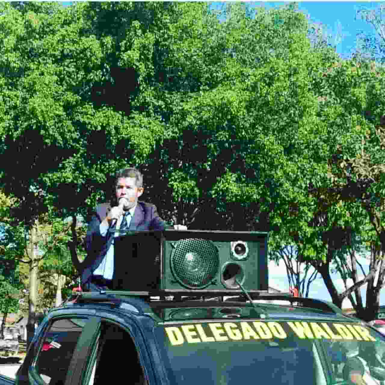 Delegado Waldir (PSL) fez campanha em cima de caminhonete pelas ruas de Goiânia e Aparecida | Foto: Reprodução / Instagram Delegado Waldir (PSL) fez campanha em cima de caminhonete pelas ruas de Goiânia e Aparecida | Foto: Reprodução / Instagram