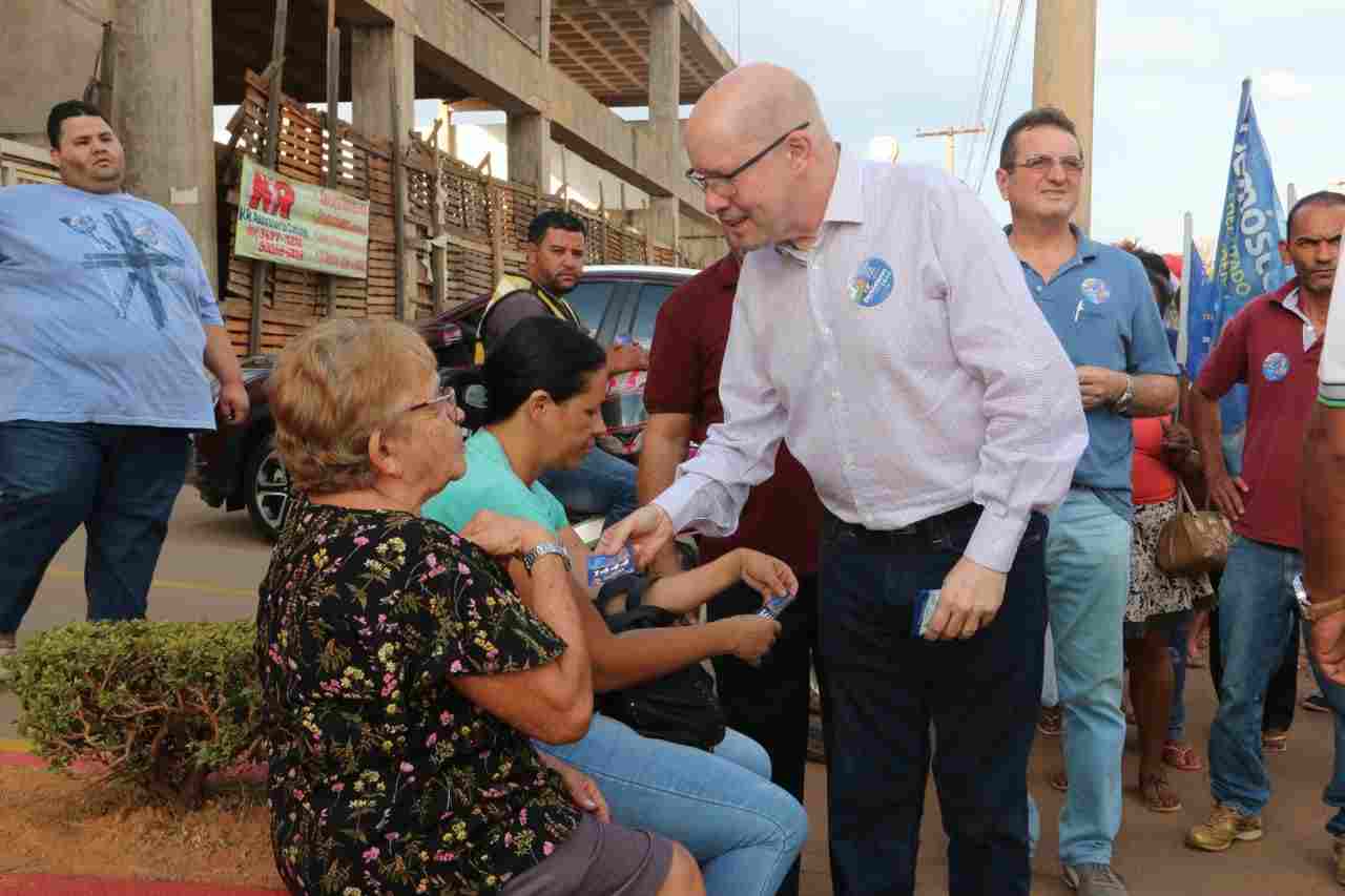 Demóstenes ouve eleitores pelas ruas em campanha | Foto: divulgação