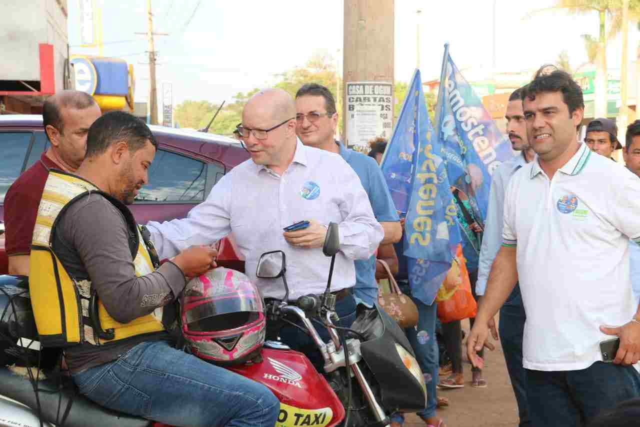 Demóstenes caminha pelas ruas em campanha | Foto: divulgação