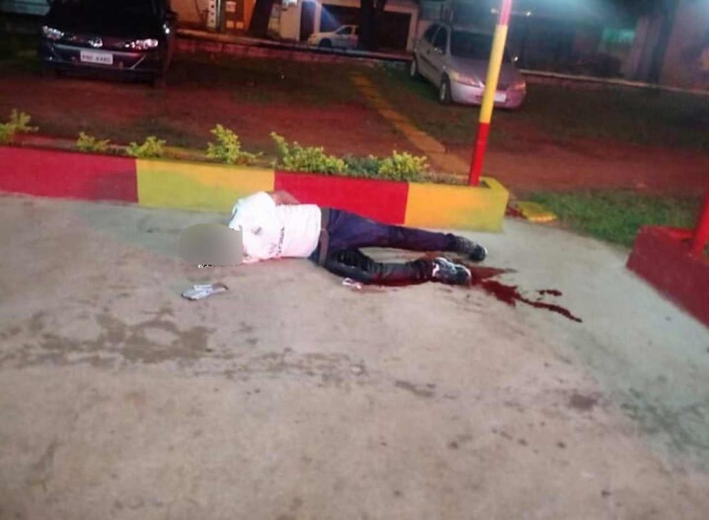 Policiais atiraram contra o criminoso que, segundo eles, estava prestes a atacar a vítima com golpes de faca no Pq das Laranjeiras | Foto: Reprodução