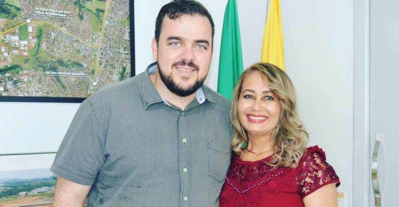 Jane Maria ao lado do prefeito Gustavo Mendanha | Foto: Reprodução