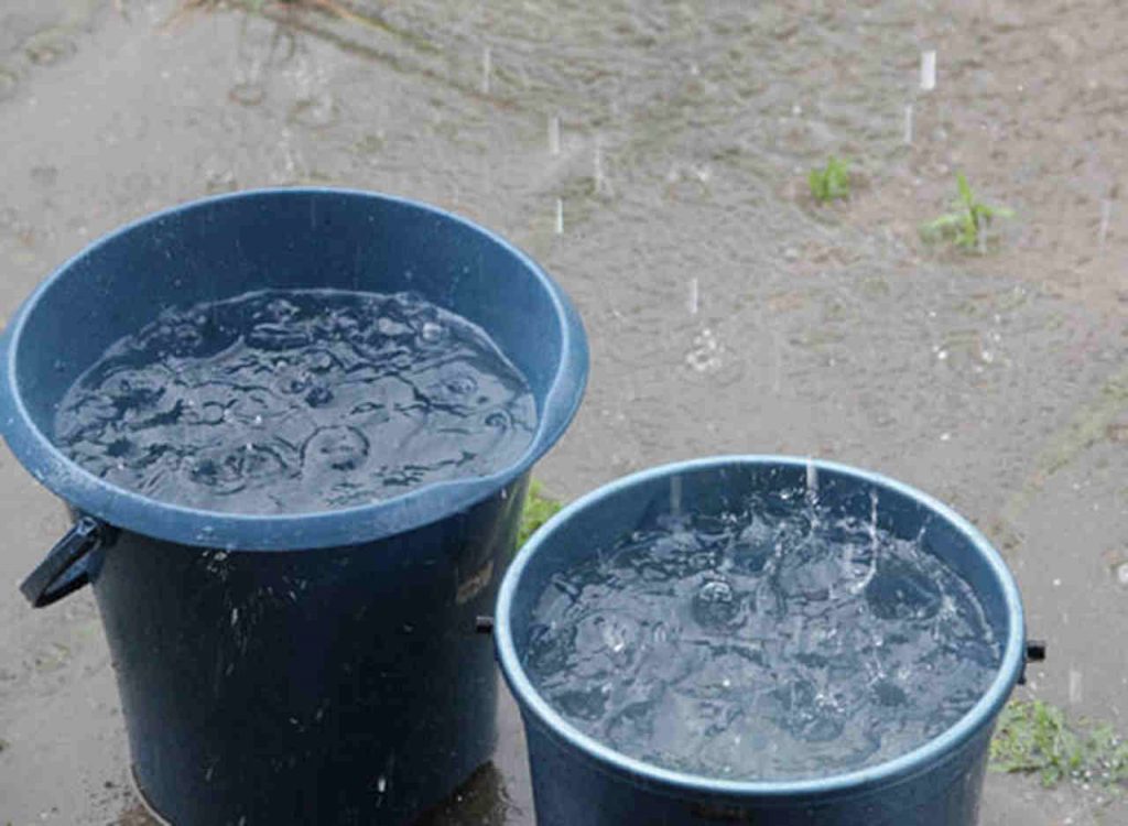 Presidiários do POG estão usando de baldes para captar água da chuva | Foto: Reprodução/ilustração Presidiários do POG estão usando de baldes para captar água da chuva | Foto: Reprodução/ilustração