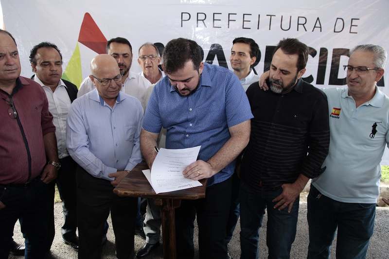 Ao lado do deputado federal eleito Professor Alcides e de vereadores, prefeito Gustavo Mendanha assina liberação de obras de recuperação de erosão no Jardim Mont Serrat | Foto: Ênio Medeiros