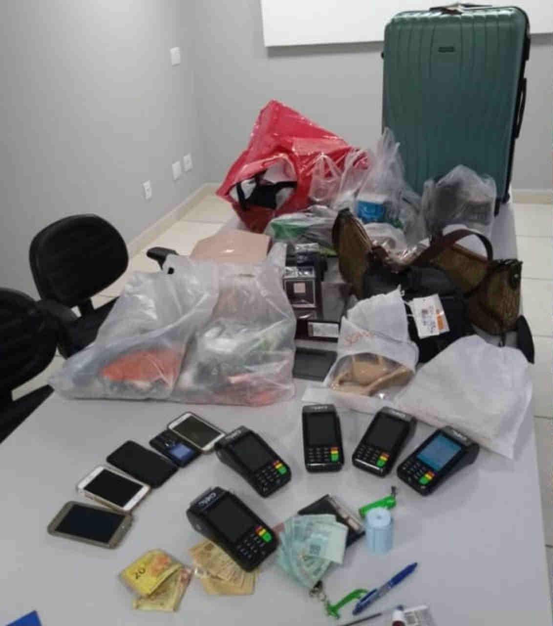 Após furtarem cartão de homem, jovens são presas fazendo compras no Goiânia Shopping | Foto: Divulgação/PM