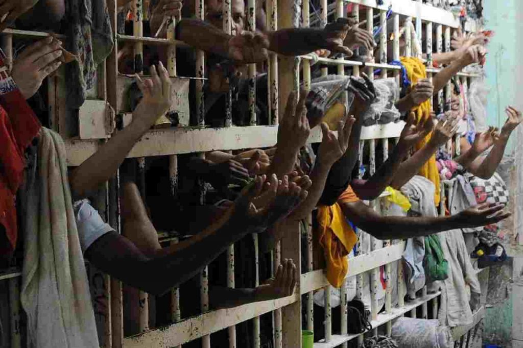 Os detentos estão usando água da chuva para beber e realizar atividades de higiene | Foto: Reprodução/Agência Brasil