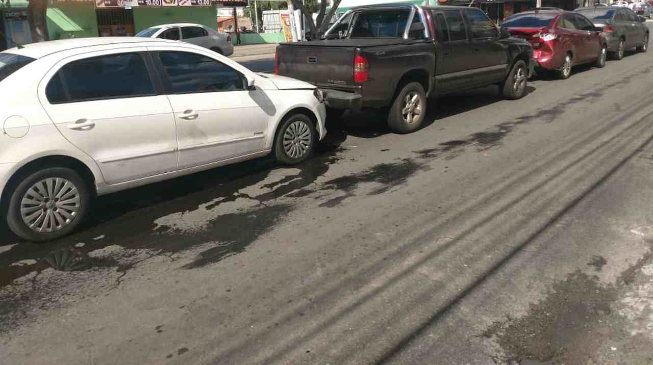 Após colisão com a S-10, traseira do Fiesta ficou bastante danificada | Foto: leitor Folha Z