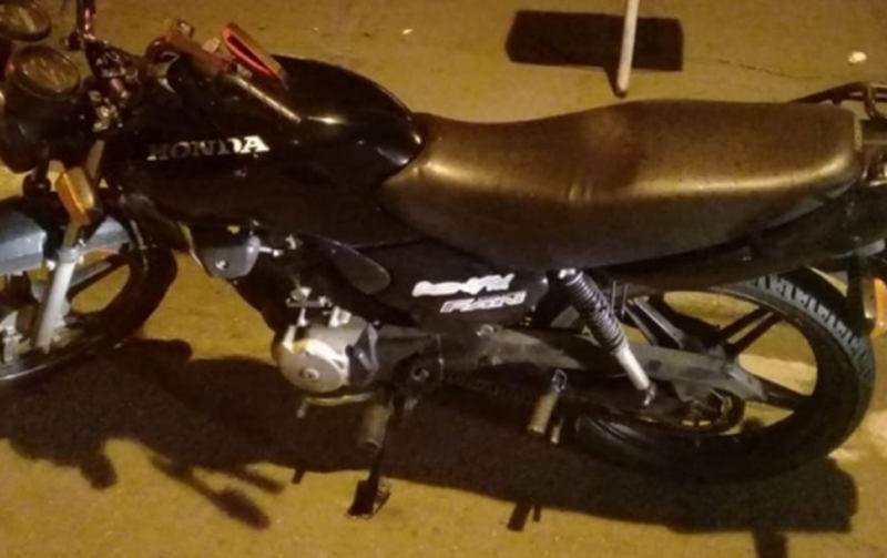 Moto usada por assaltantes em roubos em série a postos de combustíveis em Goiânia | Foto: Divulgação / PM