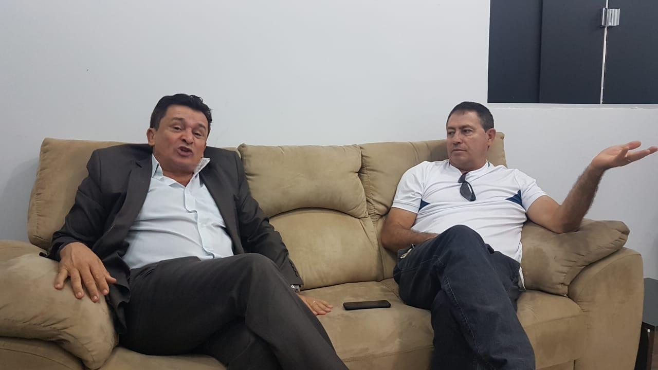 Ezízio Barbosa recebeu na manhã desta quarta-feira, 28, a imprensa em seu escritório. Na foto, além do ex-secretário, aparece o radialista da 820 AM Edson Pessoa | Foto: Folha Z