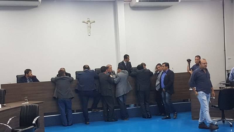 Vereadores se reuniram em frente à tribuna para pressionar o presidente da Casa e fiscalizar a votação | Foto: Folha Z