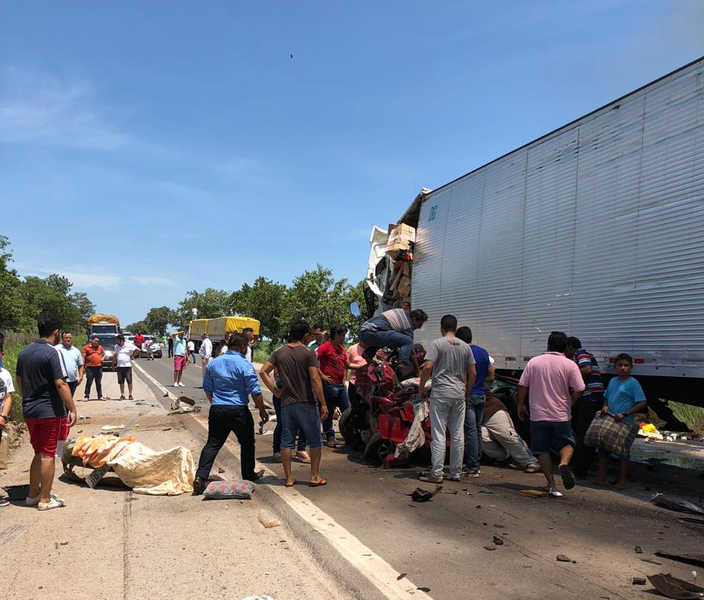 Acidente envolveu 3 caminhões e 2 veículos de passeio | Foto: Leitor / Folha Z