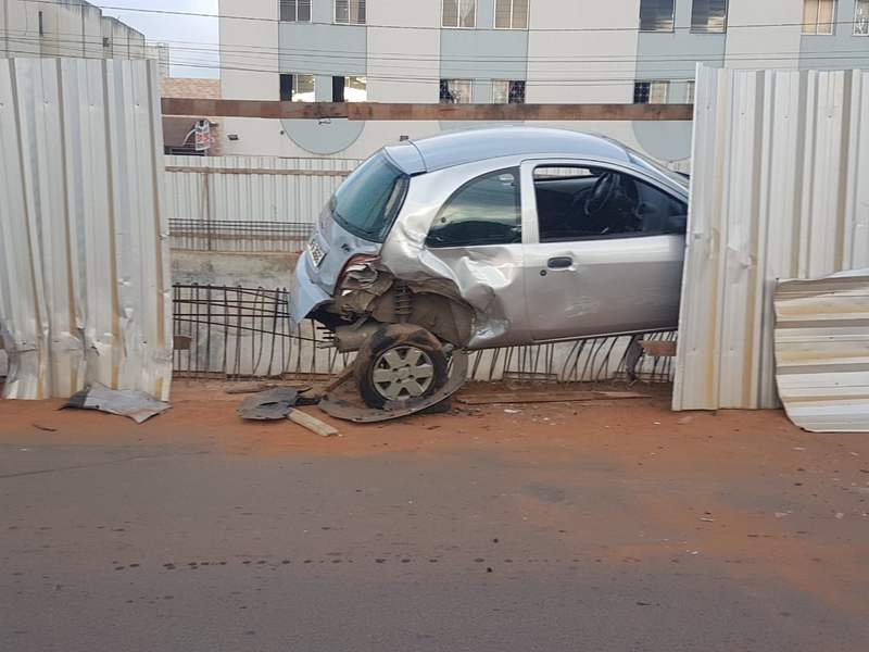 Bêbado bate duas vezes tentado fugir de abordagem em Aparecida. Ford KA foi vítima | Foto: Reprodução