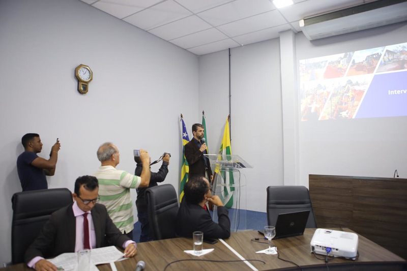 Diretor de Engenharia da BRK Ambiental, Rodrigo Lacerda, ao fundo | Foto: Divulgação / Câmara