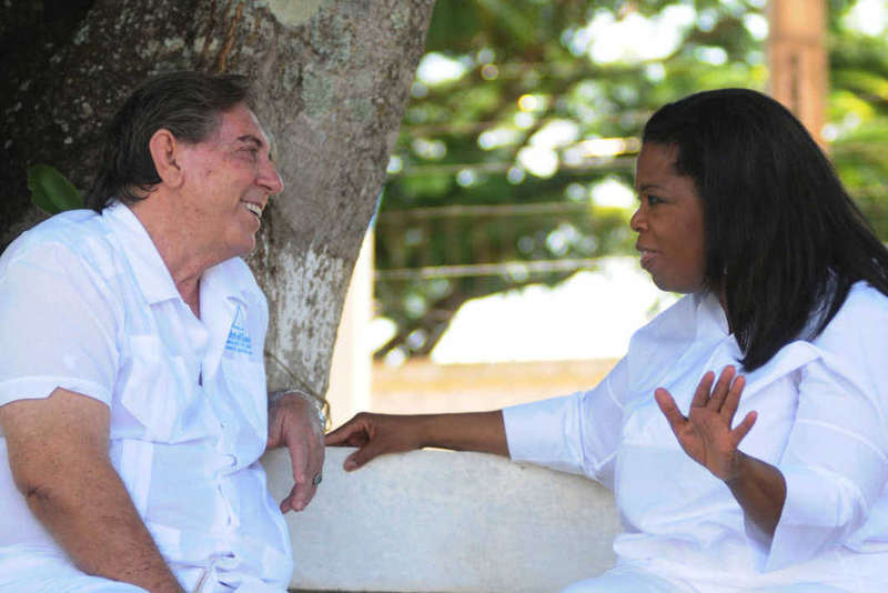 A estadunidense Oprah Winfrey gravou reportagem para seu programa com João de Deus | Foto: Reprodução
