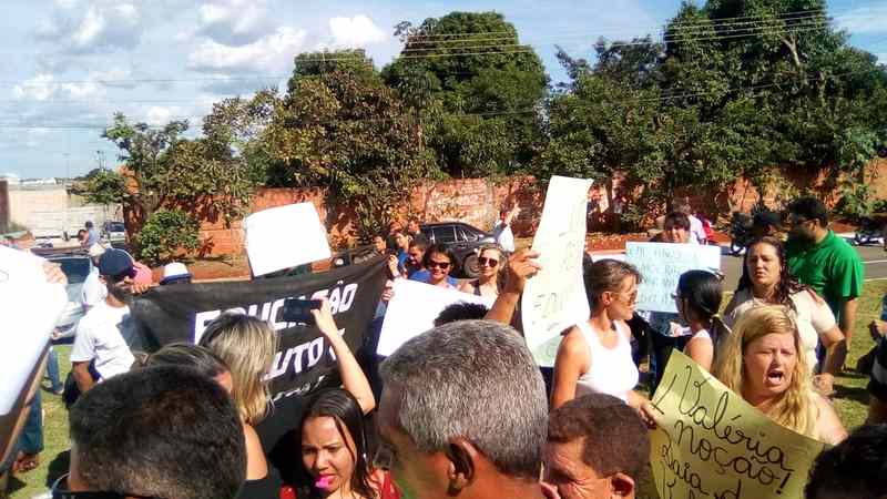 Professores protestam na inauguração de Hospital de Aparecida | Foto: Leitor / Folha Z