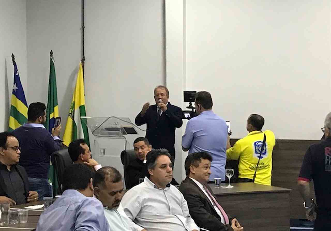 Após ser reeleito, Vilmarzim agradeceu o apoio de todos os vereadores durante seu primeiro mandato à frente da Casa de Leis e pediu que os parlamentares continuem o ajudando nesta próxima gestão | Foto: Donizete Santos