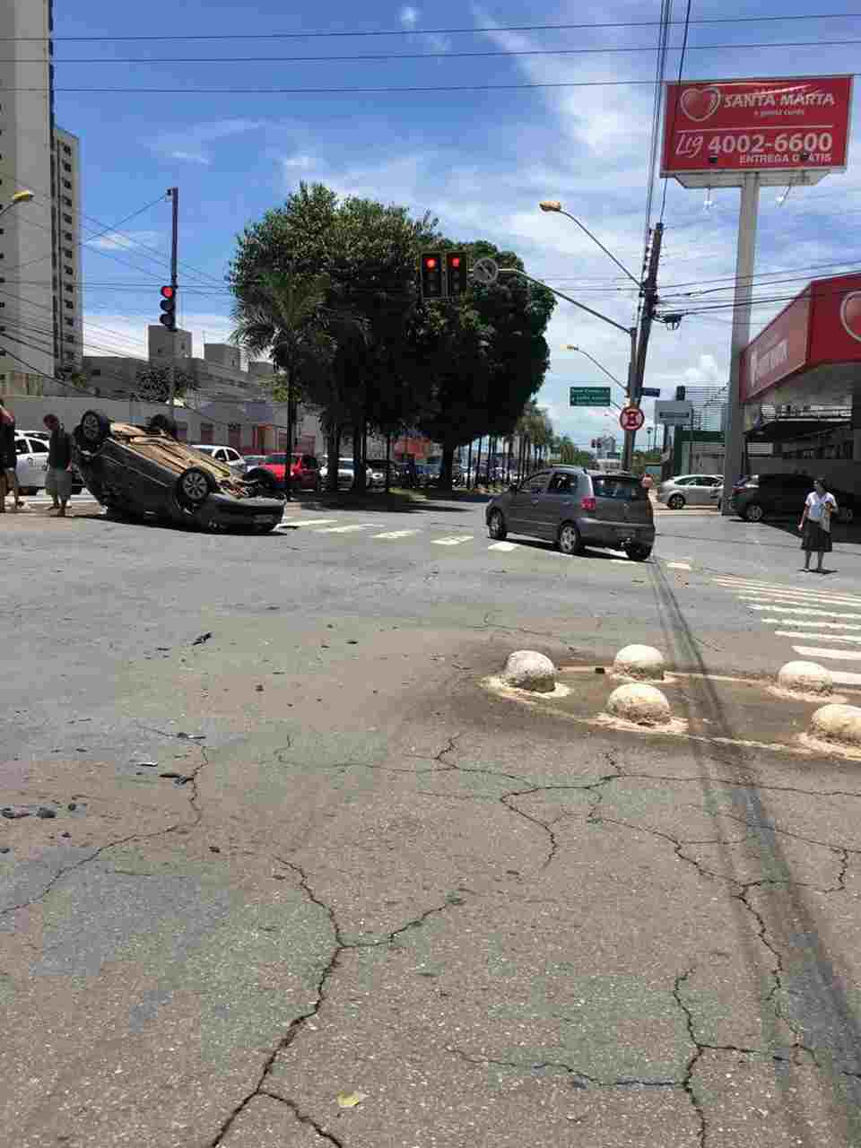 Acidente carro capota avenida T-7 Goiânia