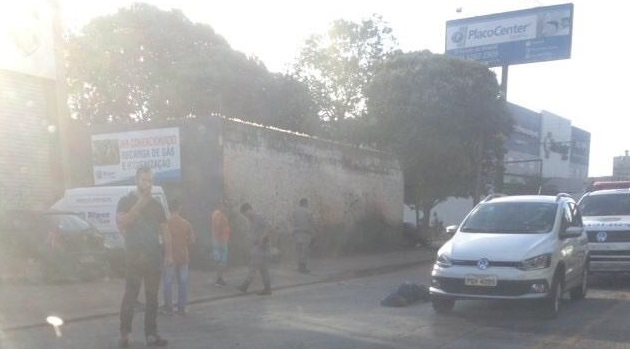 Indivíduo baleado aguardando a chegada do socorro | Foto: leitor Folha Z