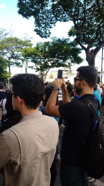 Centenas de servidores descontentes se reuniram em frente à Sefaz na tarde desta segunda, 14 | Foto: Leitor / Whatsapp
