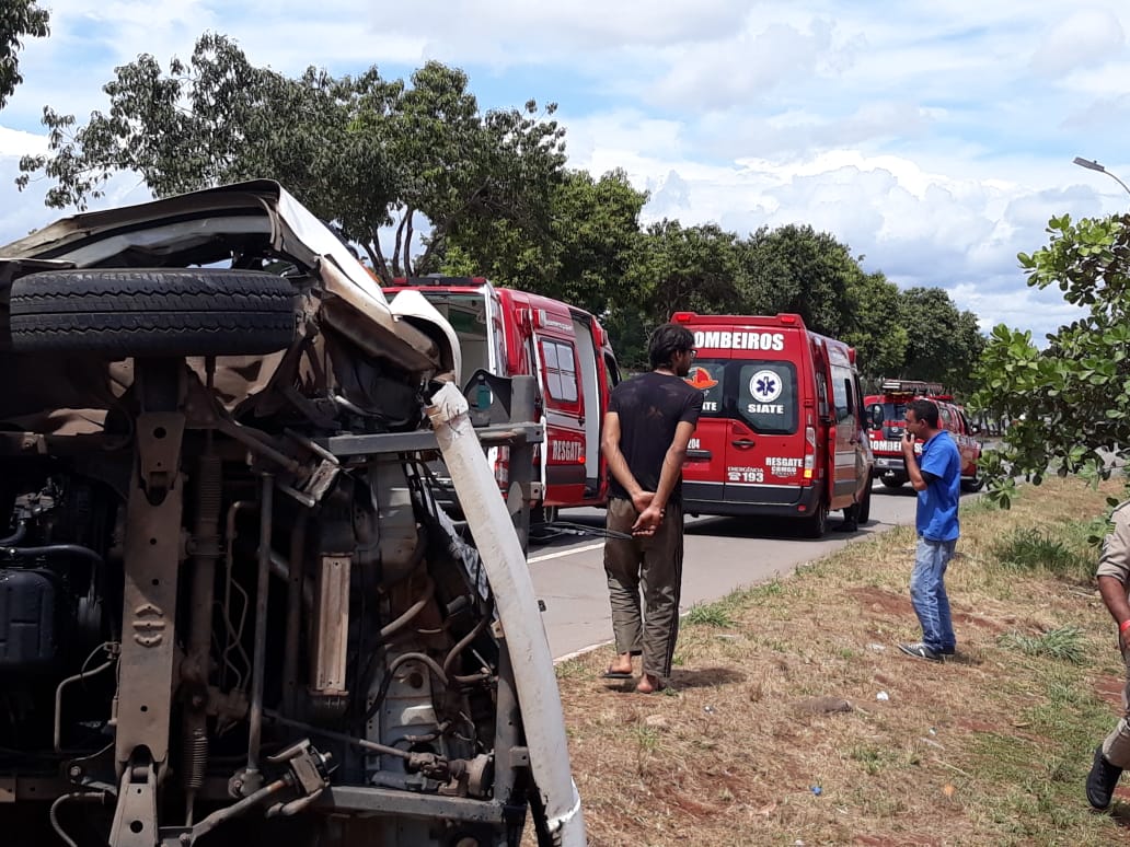 Acidente entre caminhão e kombi deixa 2 feridos no Goiânia 2 | Foto: Divulgação / CBMGO