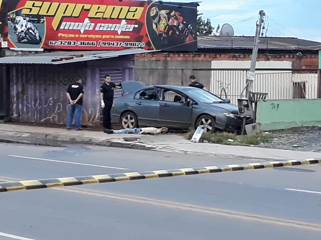 Honda Civic usado pelos criminosos. PolÃcias vistoriam o carro em busca de pistas